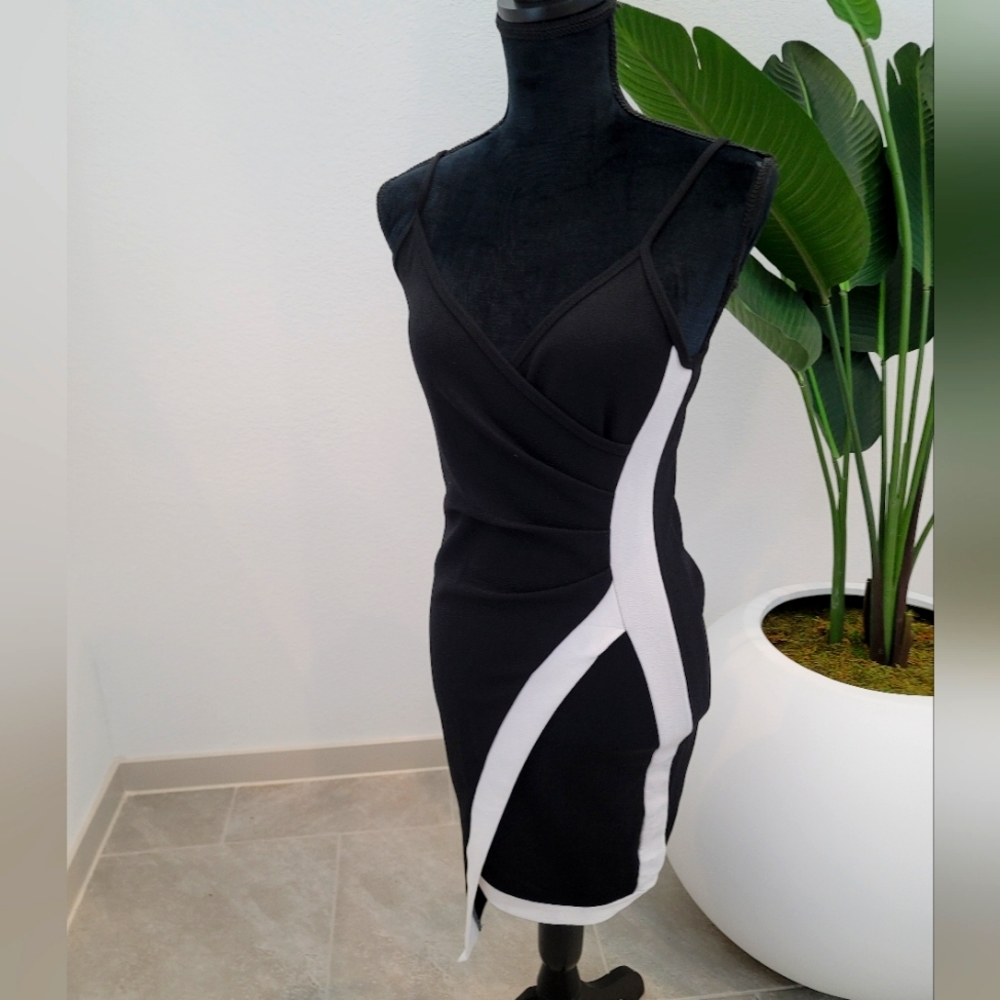Black and white Spaghetti strapped dress - Picture 1 of 8